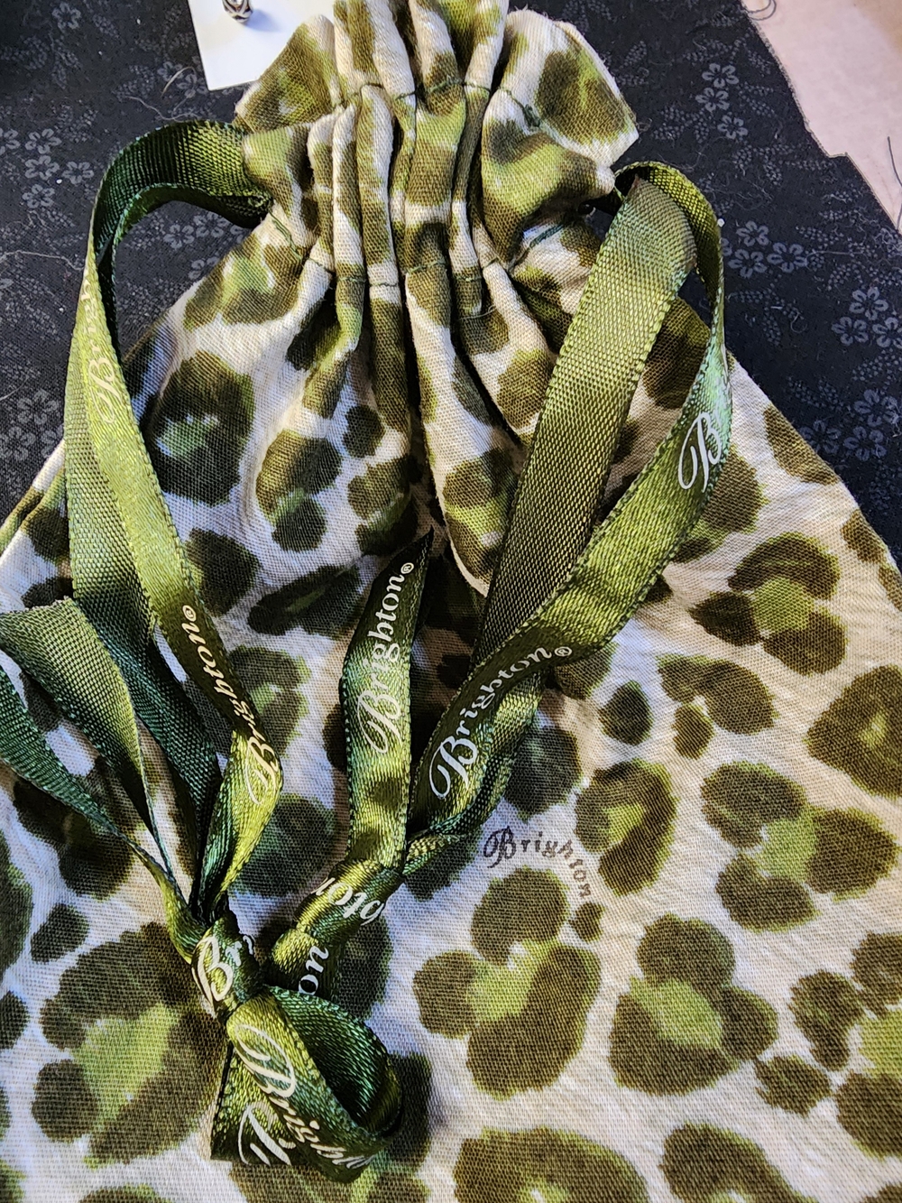 Brighton Cloth Green Leopard Print Drawstring Pouch Sz 6x5 - Picture 4 of 4
